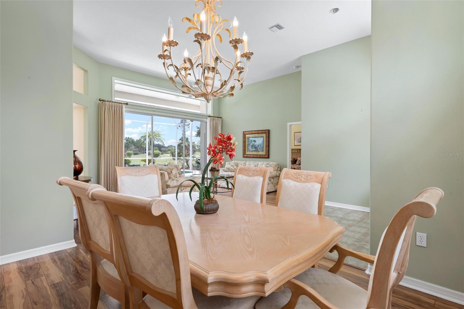 Image 15 of 98 For 467 Sherbrooke Court