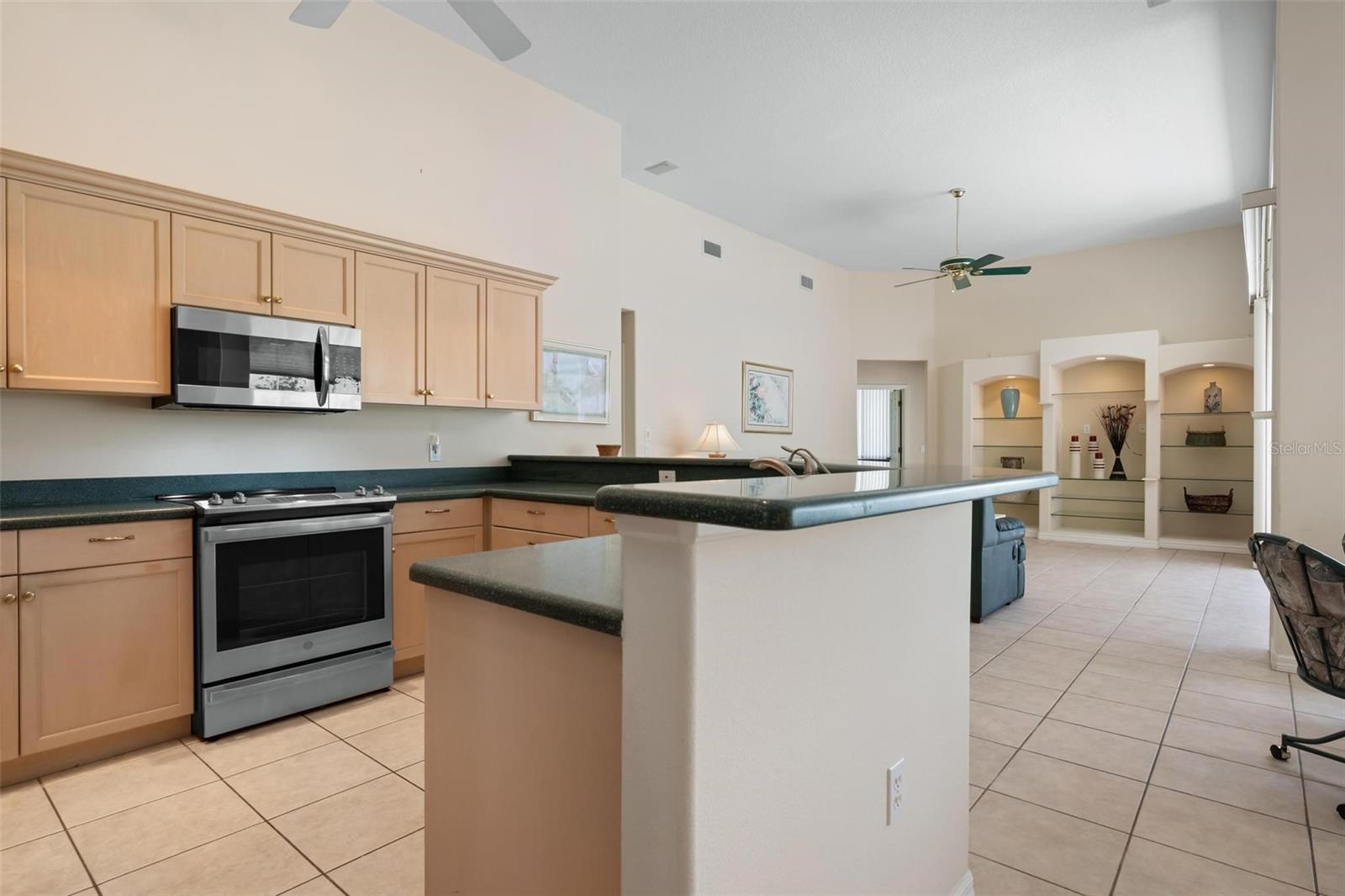 Image 17 of 98 For 467 Sherbrooke Court