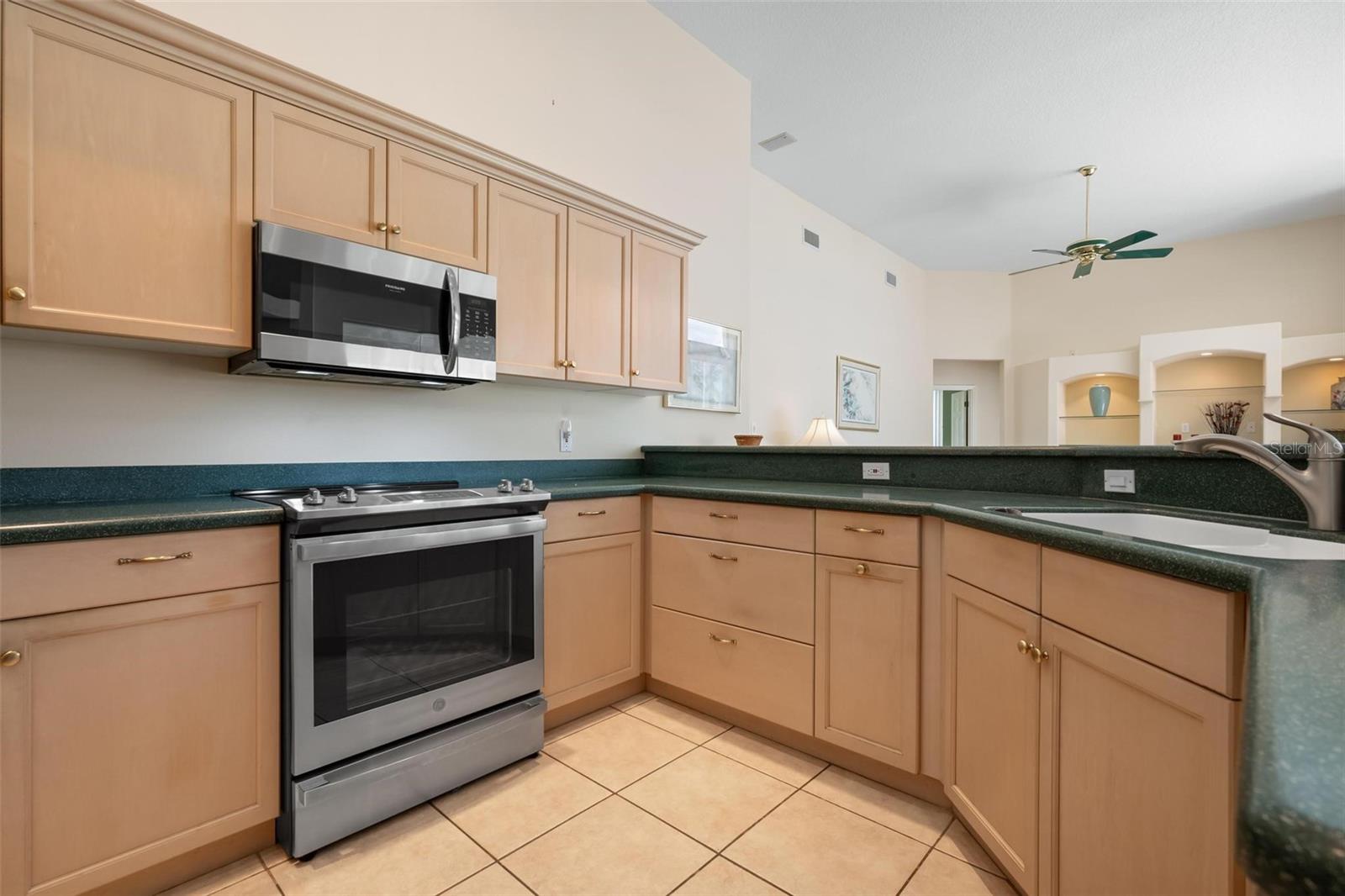 Image 18 of 98 For 467 Sherbrooke Court