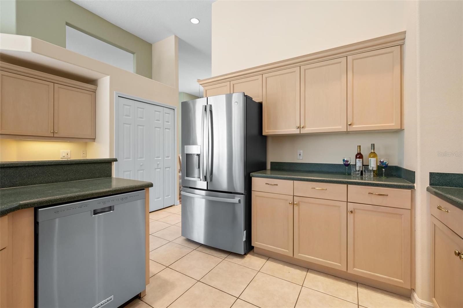 Image 20 of 98 For 467 Sherbrooke Court