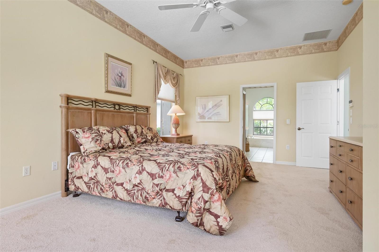 Image 34 of 98 For 467 Sherbrooke Court