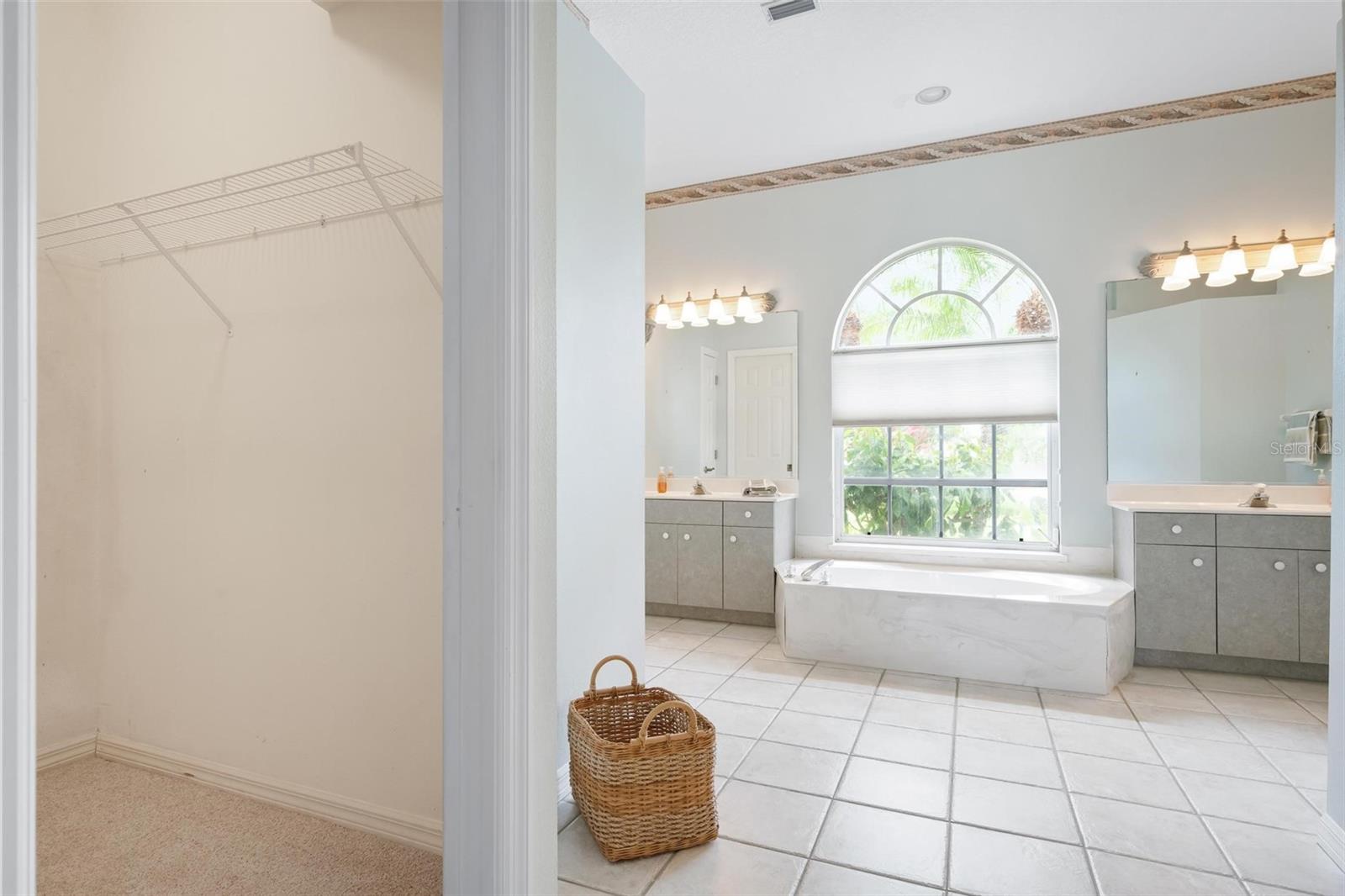 Image 36 of 98 For 467 Sherbrooke Court
