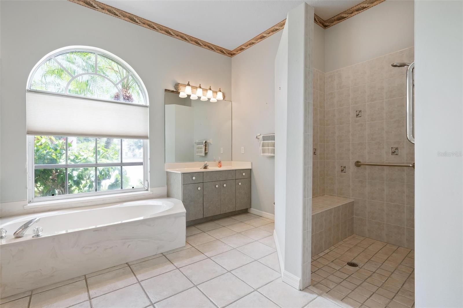 Image 37 of 98 For 467 Sherbrooke Court