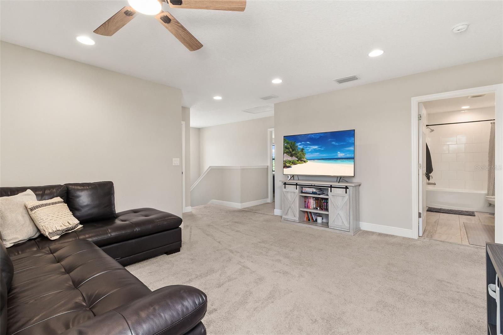 Image 20 of 49 For 12617 Oak Hill Way