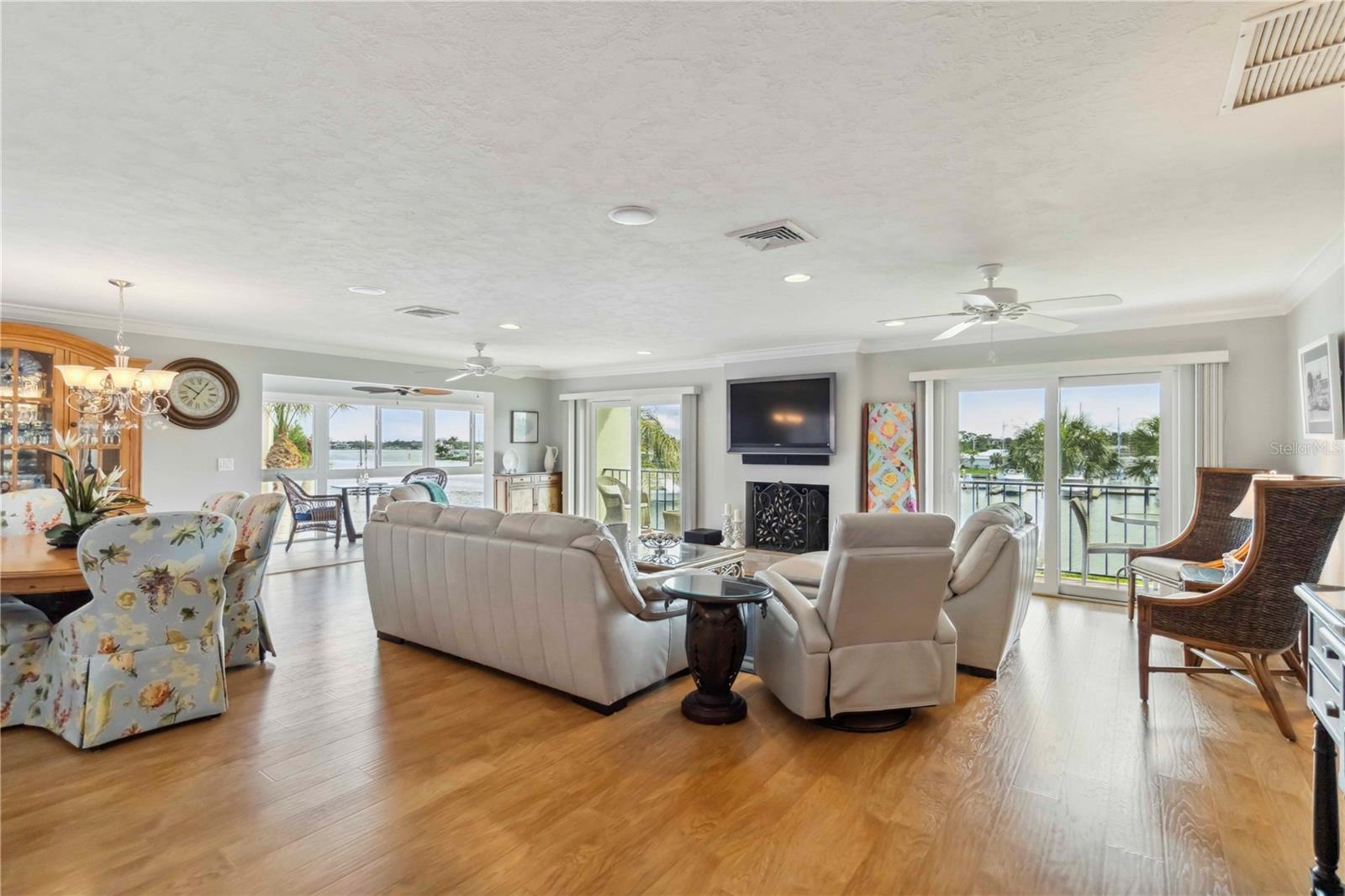 Image 6 of 61 For 250 Santa Maria Street 314