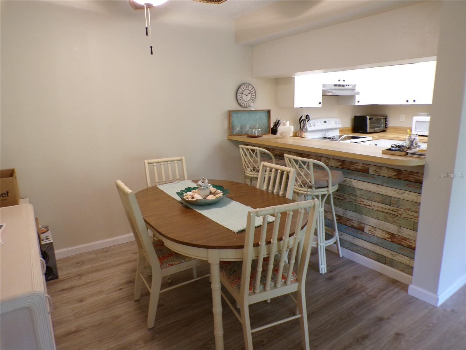 Image 4 of 31 For 756 White Pine Tree Road 210