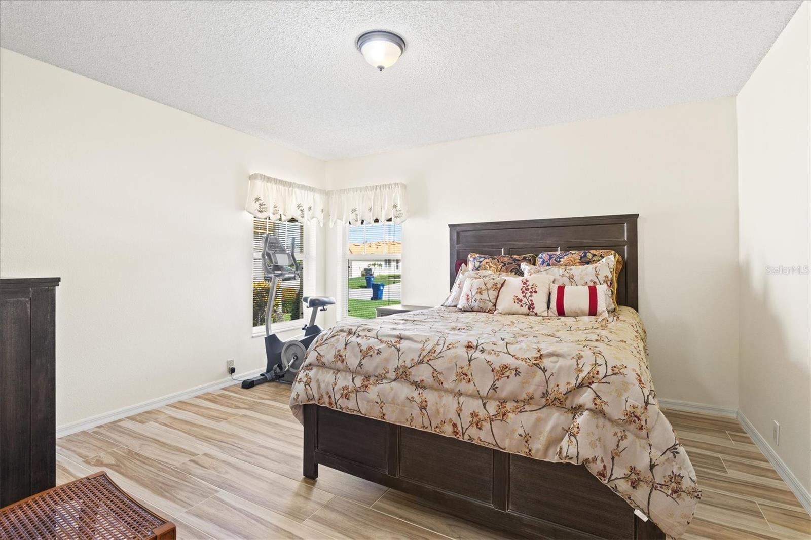 Image 32 of 91 For 4114 Murfield Drive E