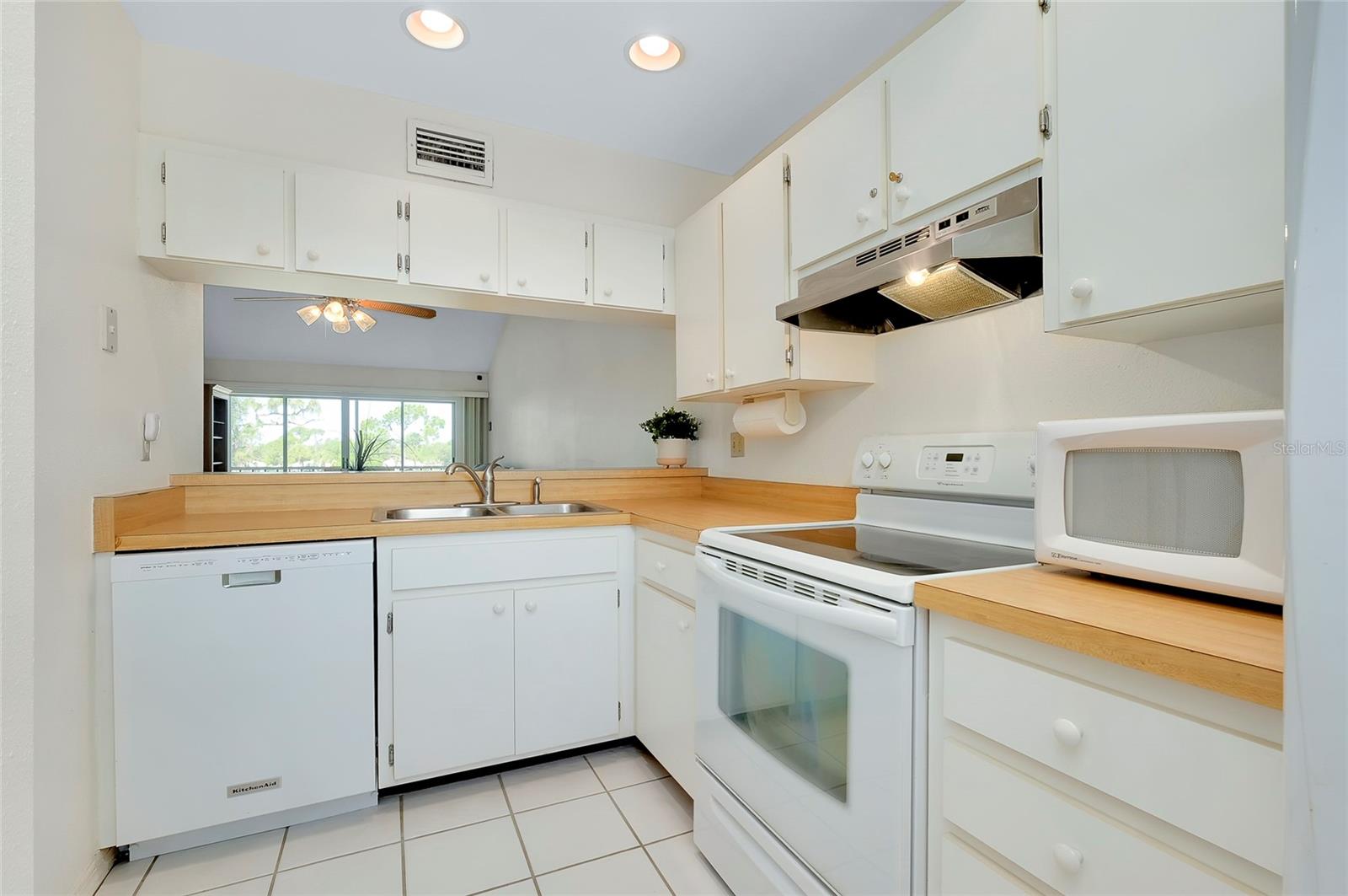 Image 20 of 45 For 437 Cerromar Lane 513