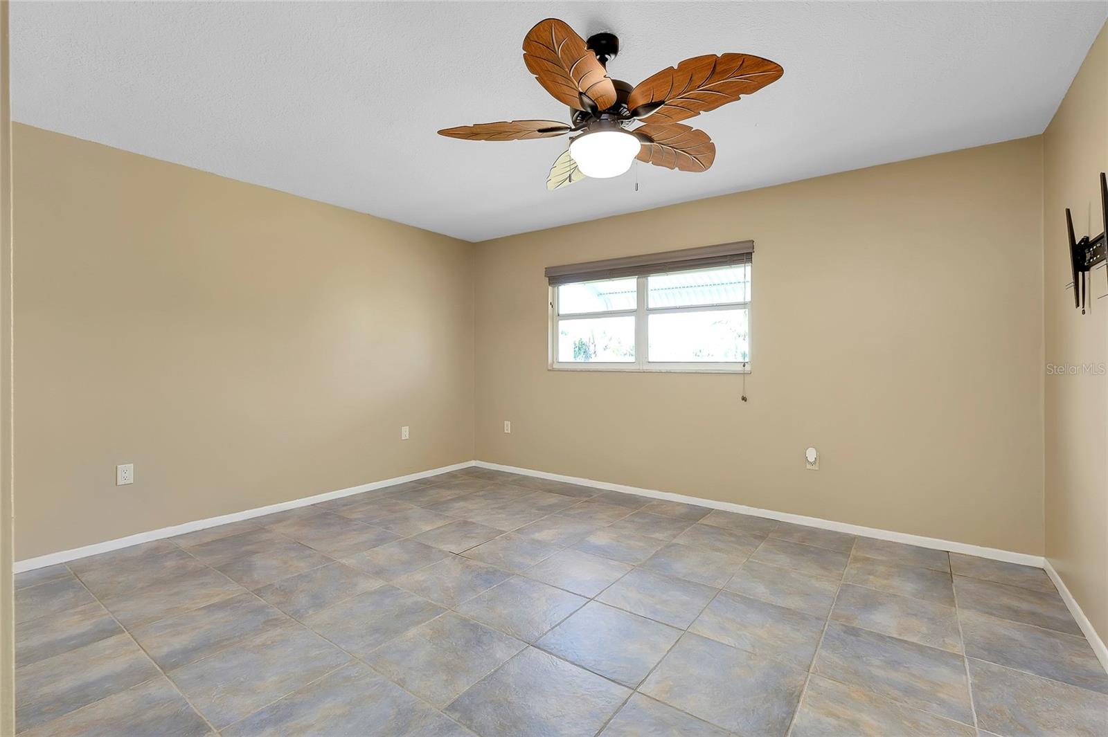 Image 29 of 69 For 20430 Edgewater Drive
