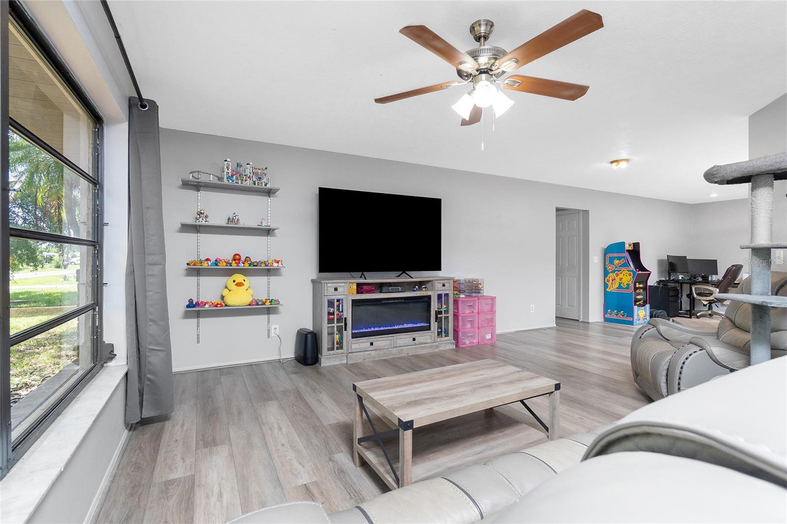 Image 4 of 35 For 4227 Blossom Road