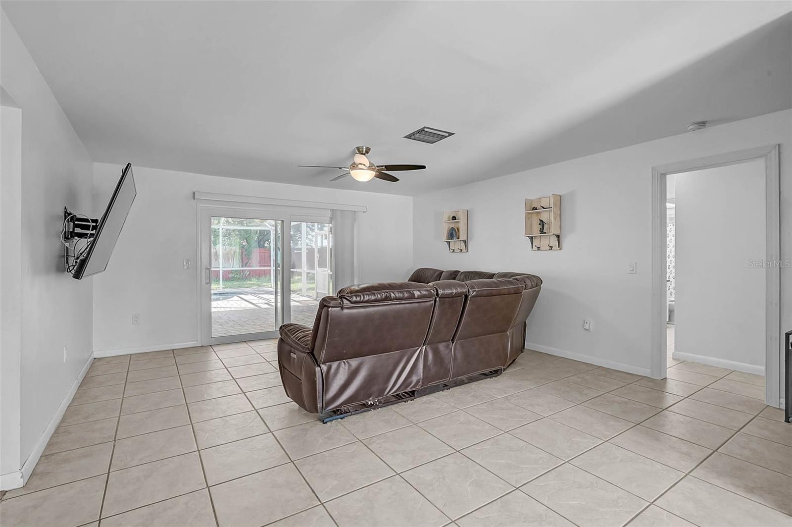 Image 10 of 32 For 903 Shannon Court