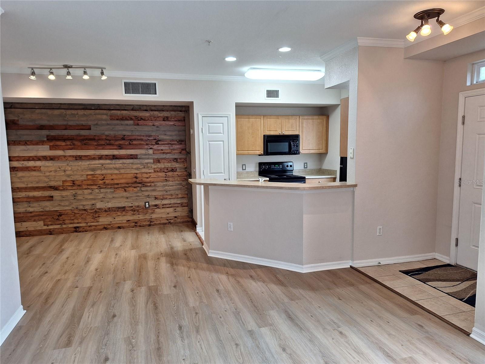 Image 6 of 28 For 5550 Rosehill Road 103
