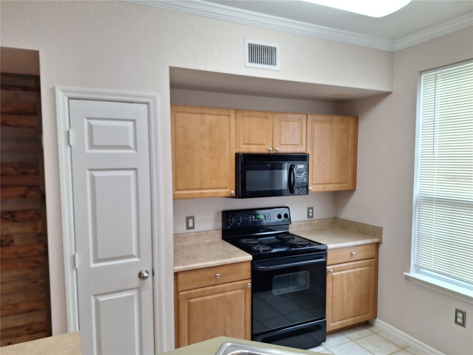 Image 9 of 28 For 5550 Rosehill Road 103