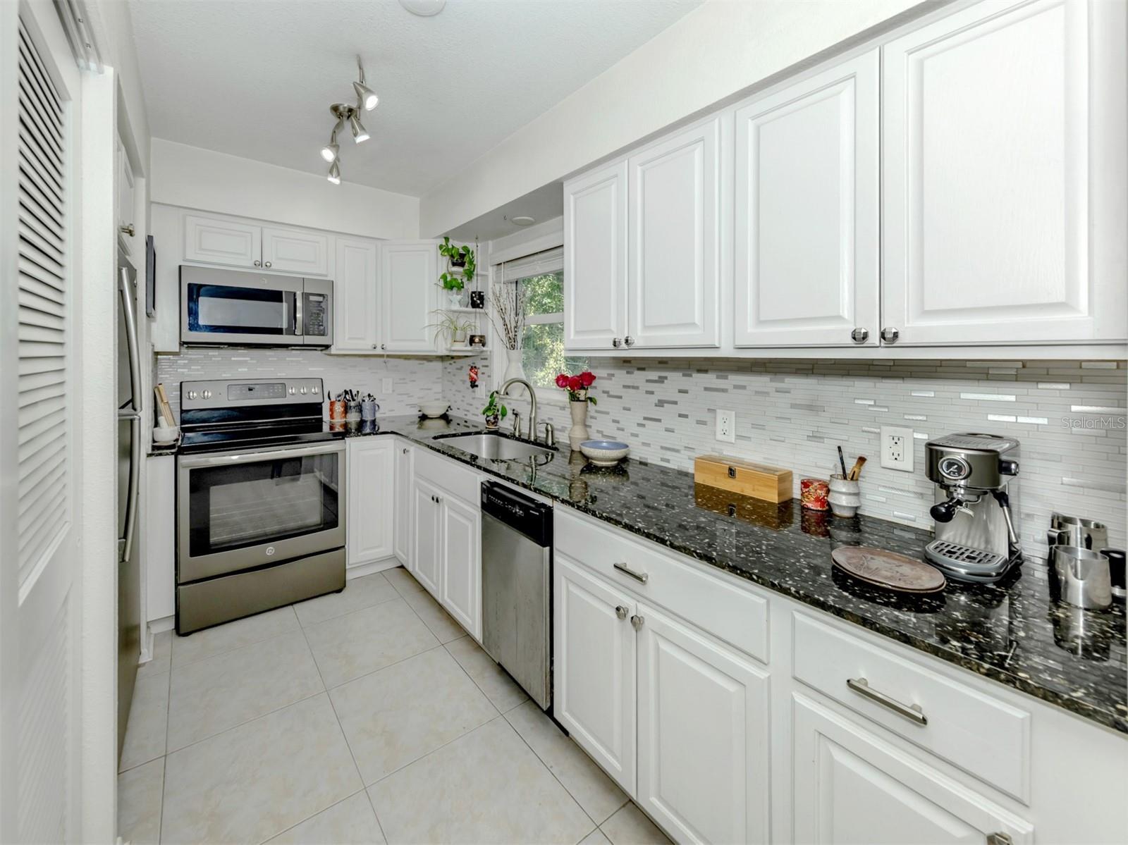Image 13 of 41 For 829 Groveland Avenue