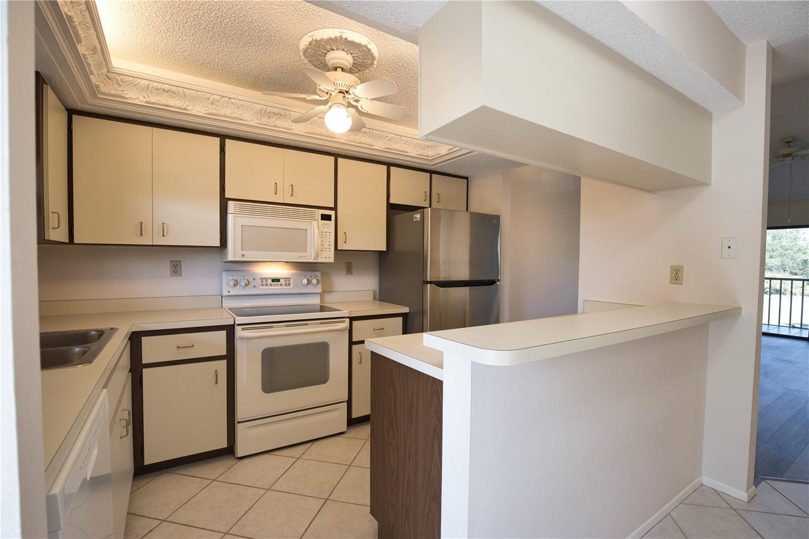 Image 4 of 21 For 927 Capri Isles Boulevard 8