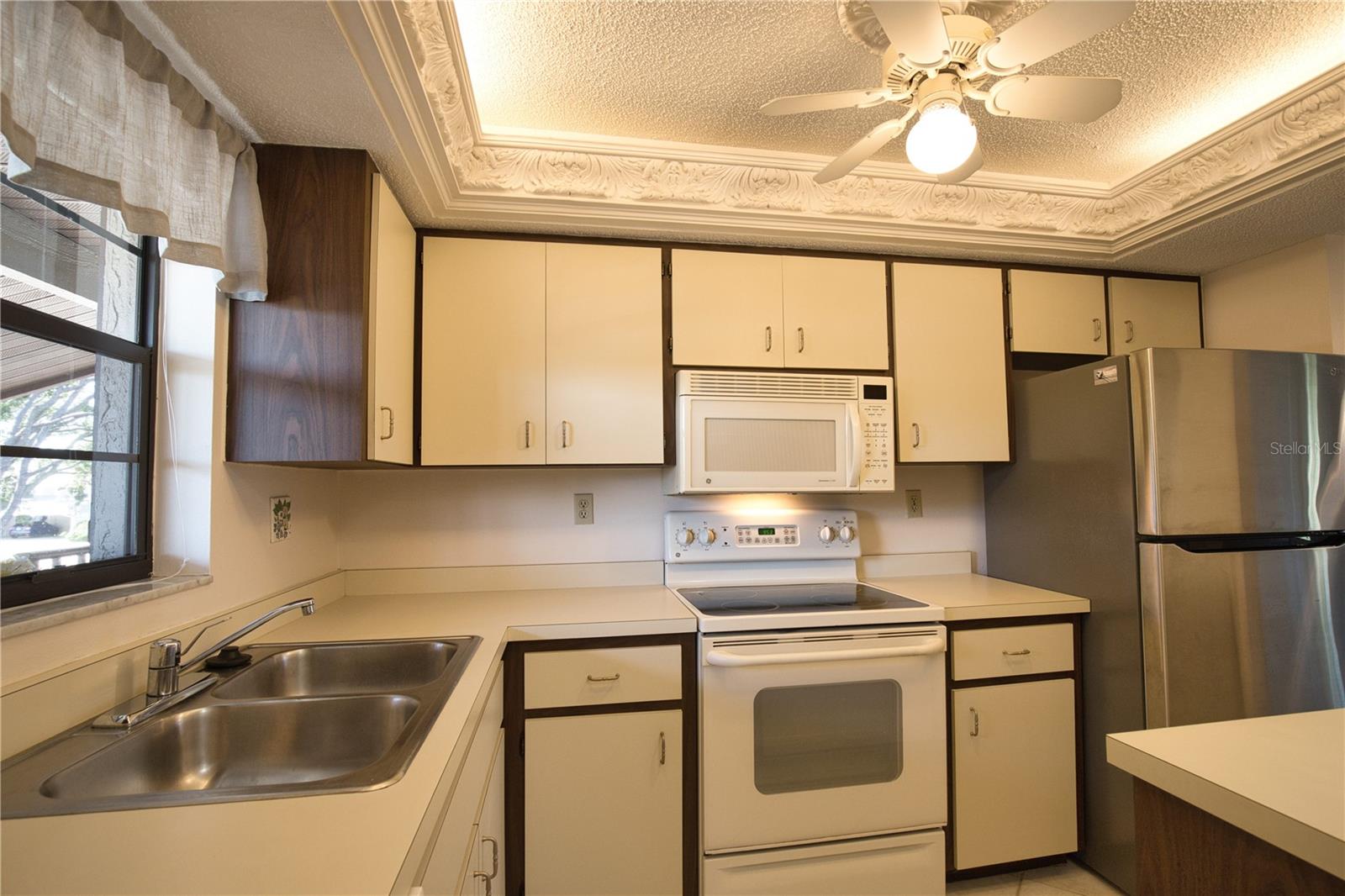 Image 6 of 21 For 927 Capri Isles Boulevard 8