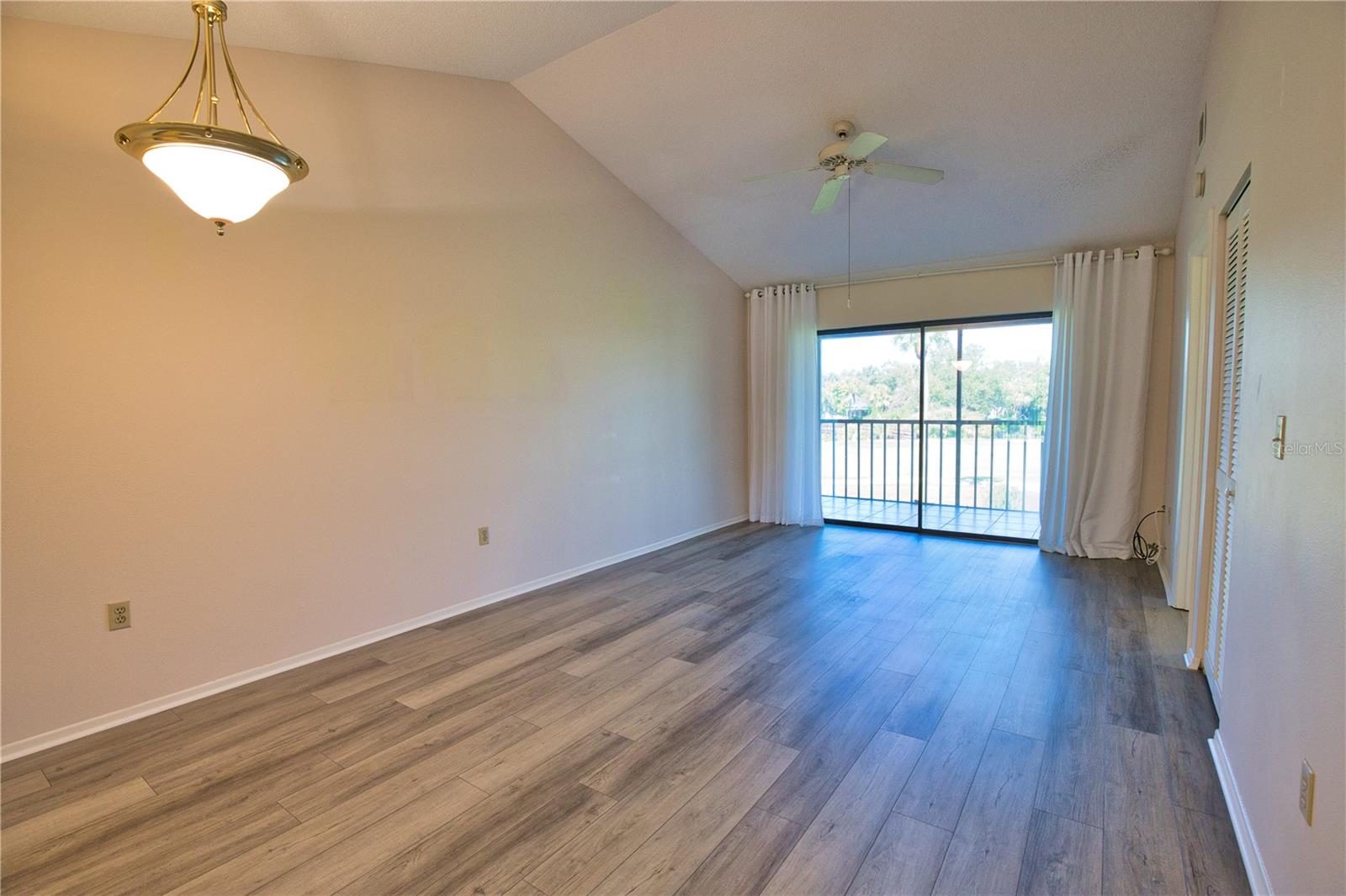 Image 7 of 21 For 927 Capri Isles Boulevard 8