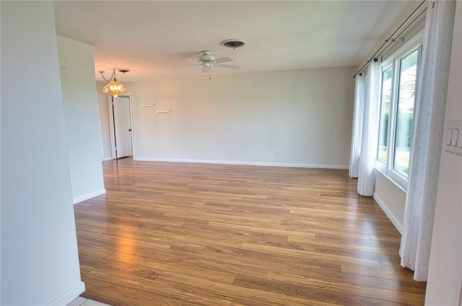 Image 3 of 26 For 1325 Cambridge Drive