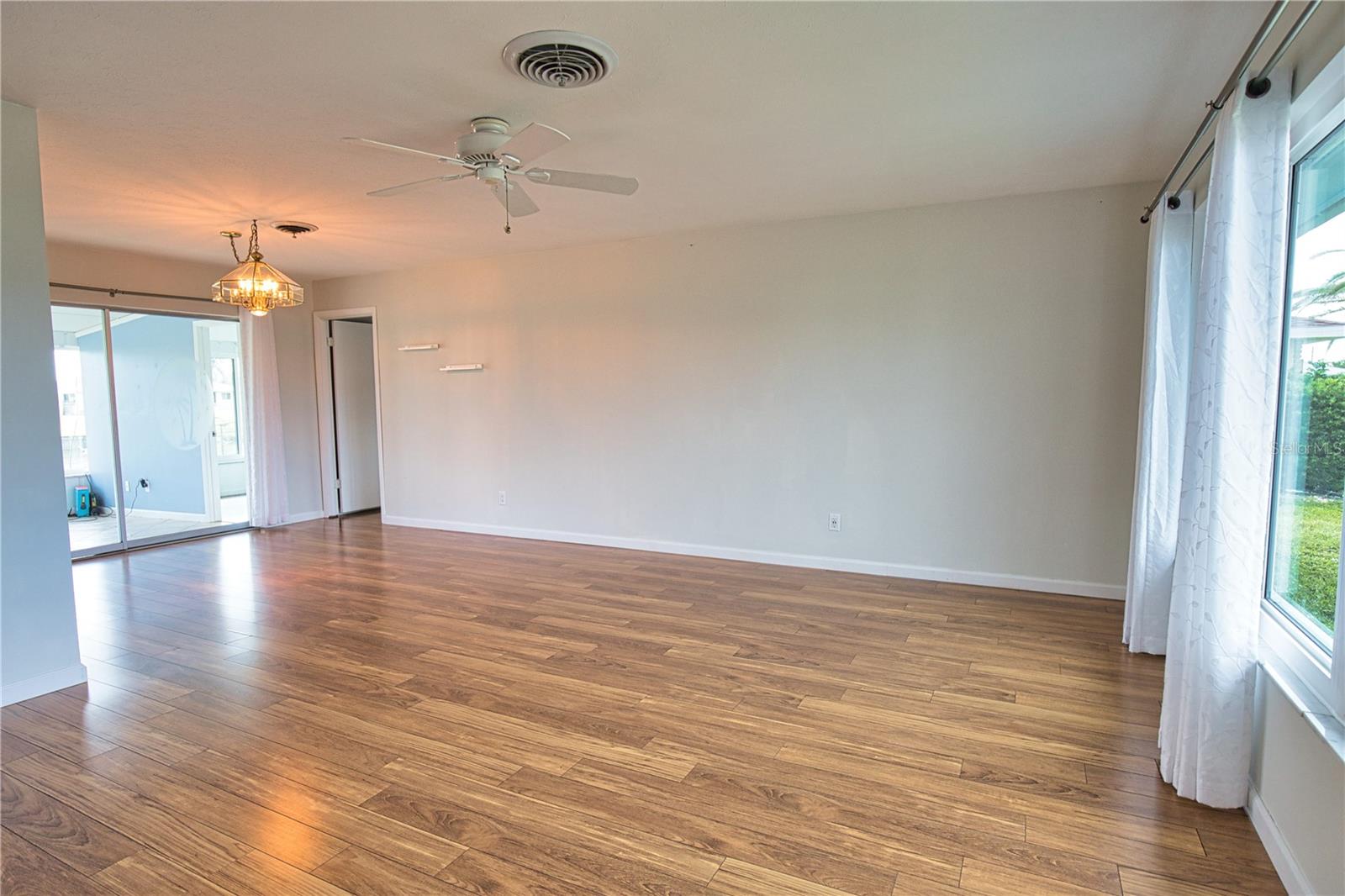 Image 4 of 26 For 1325 Cambridge Drive