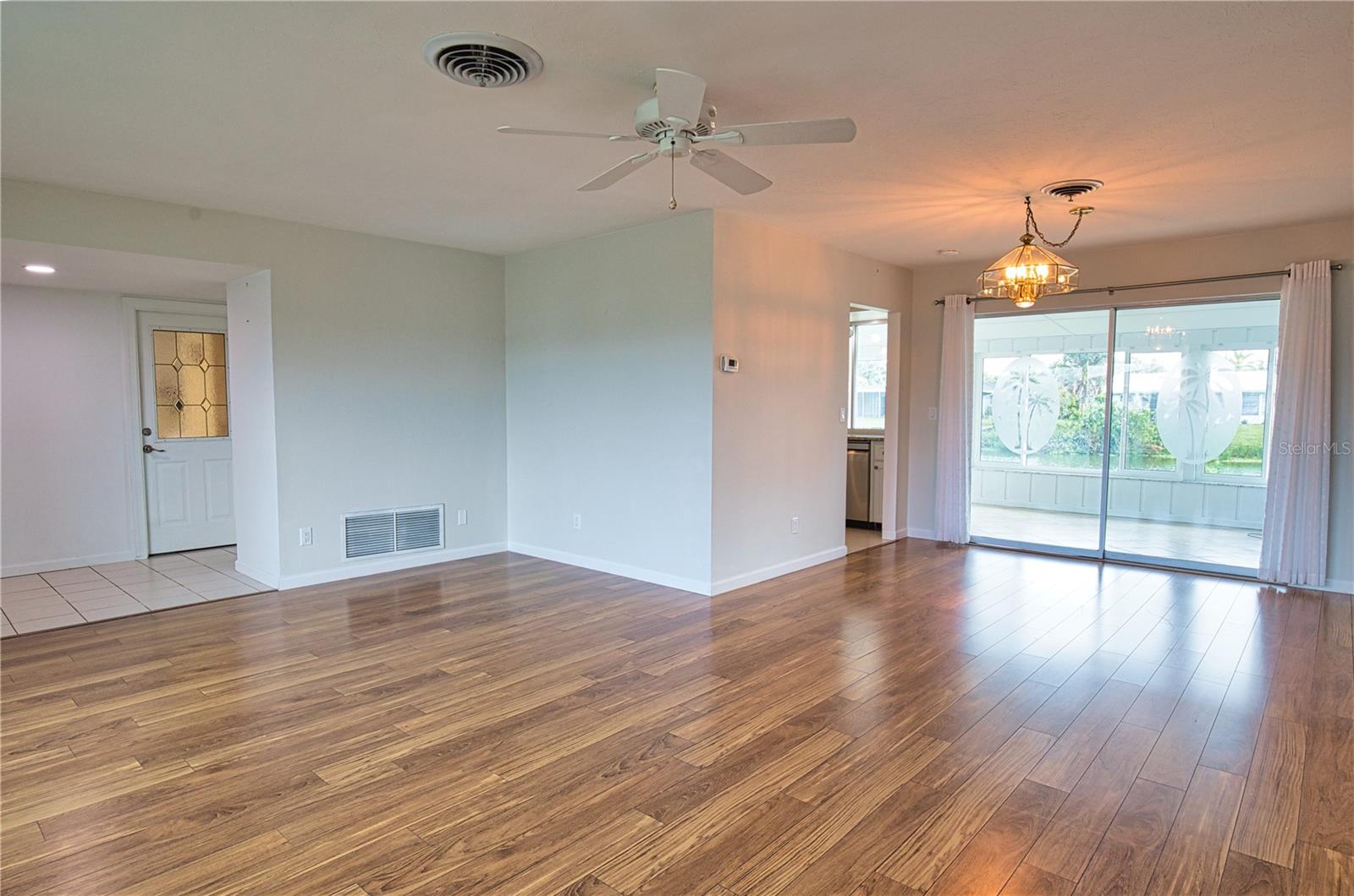 Image 5 of 26 For 1325 Cambridge Drive