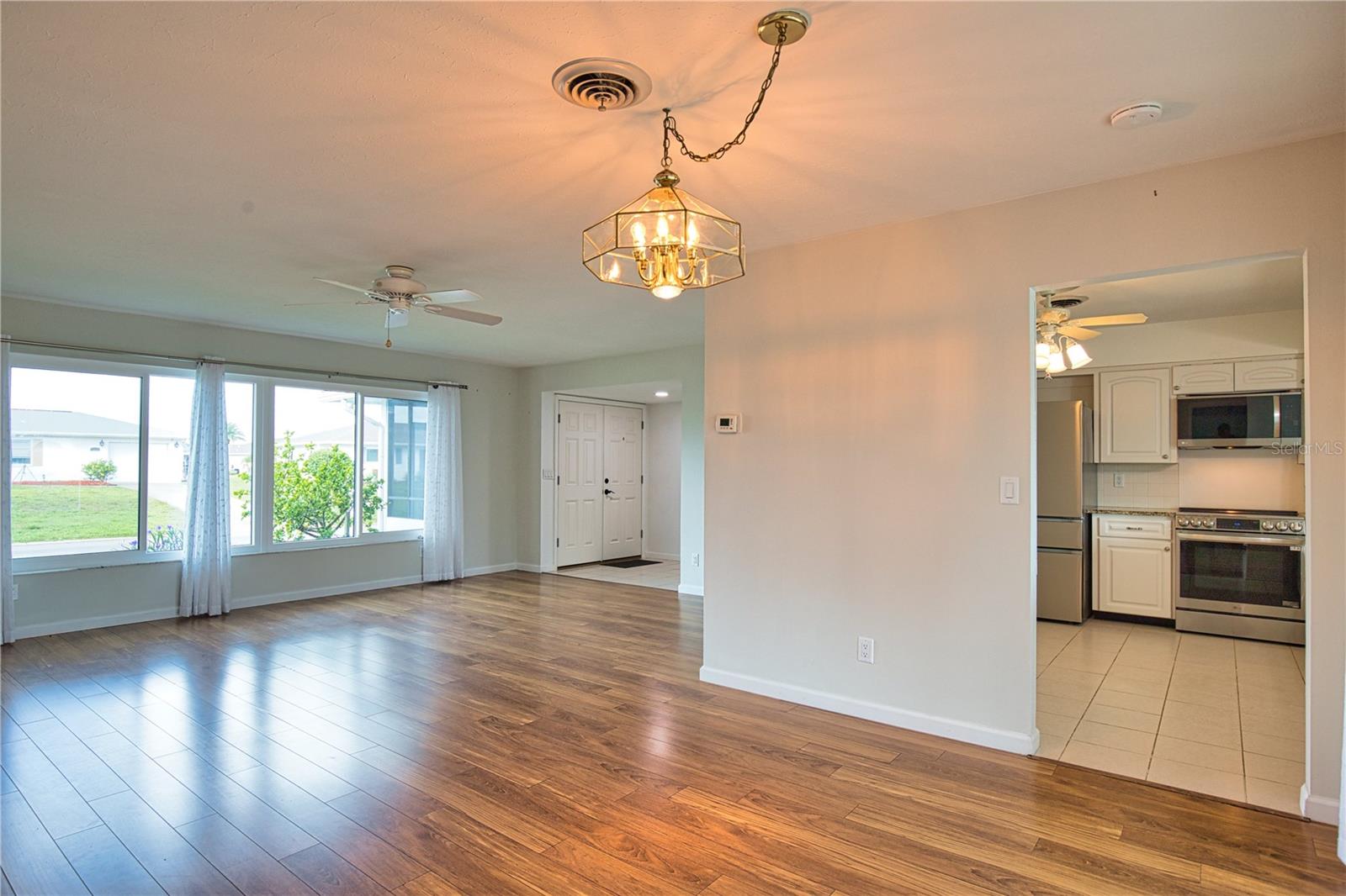 Image 7 of 26 For 1325 Cambridge Drive