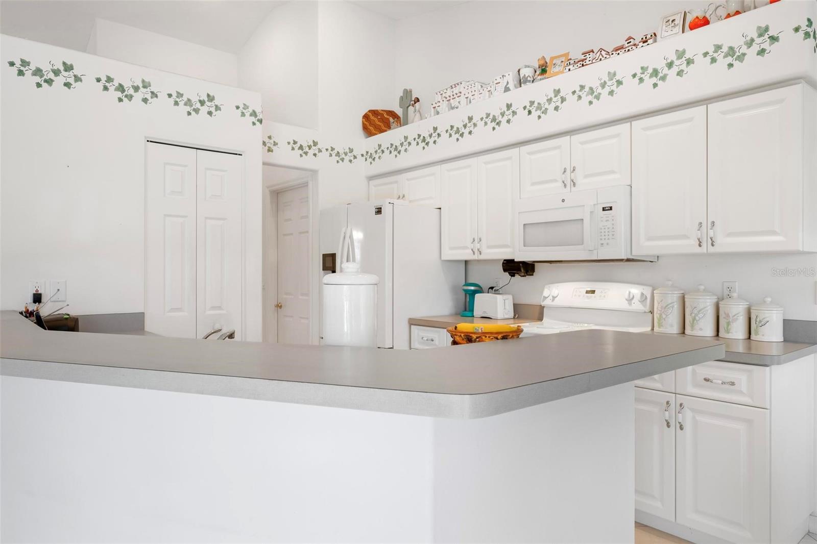 Image 14 of 40 For 403 Bermuda Isles Circle