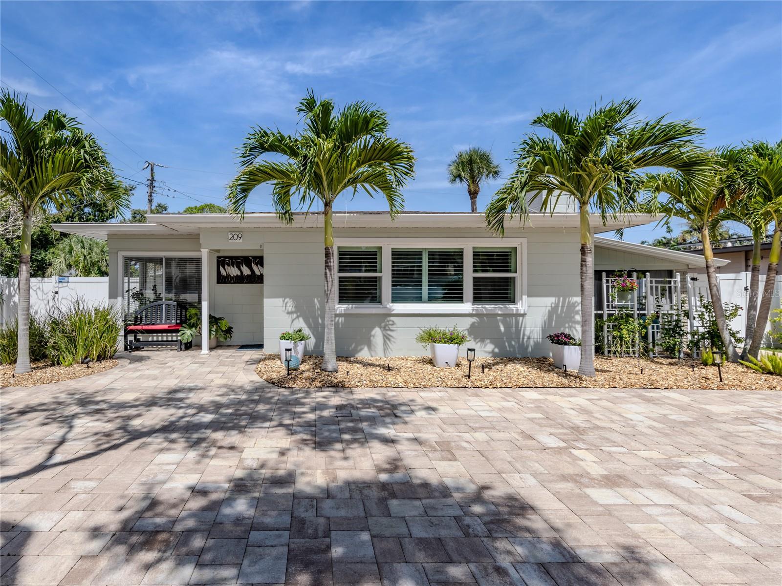 Image 4 of 53 For 209 Park Boulevard N