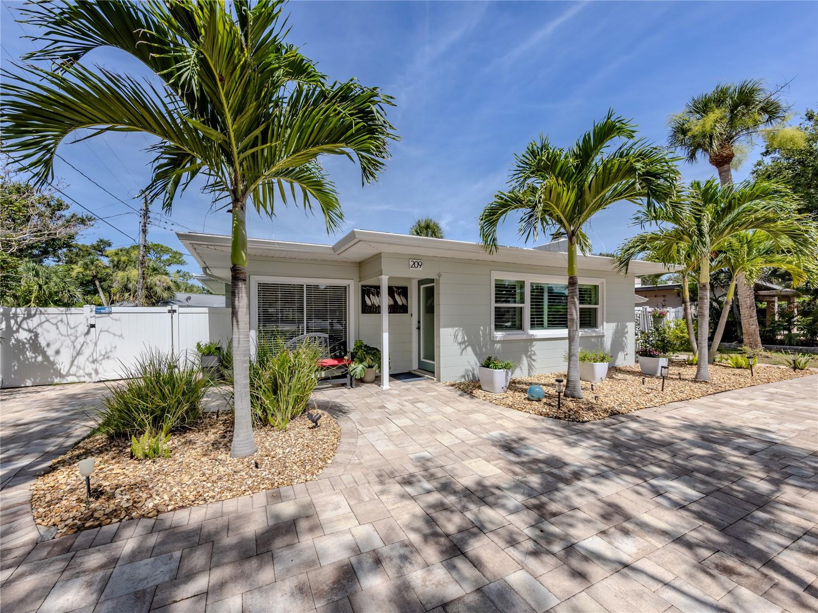 Image 5 of 53 For 209 Park Boulevard N