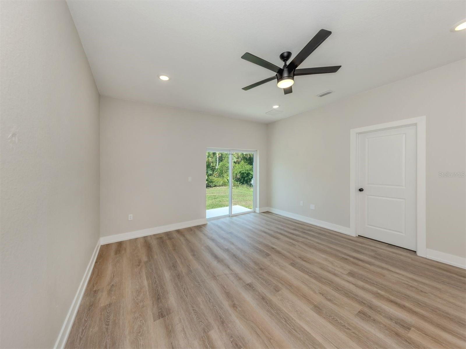 Image 13 of 20 For 16445 Tanglewood Avenue