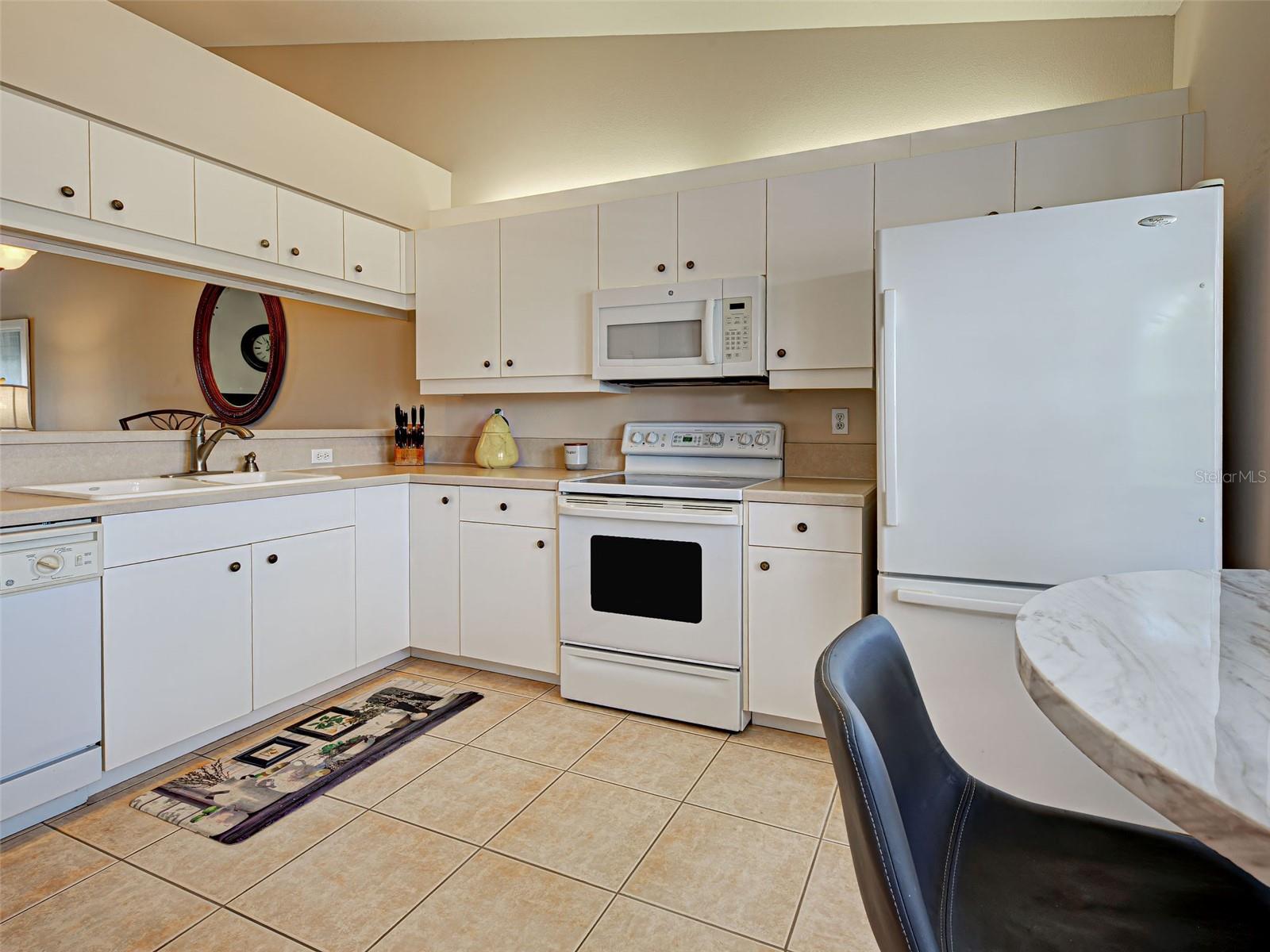 Image 10 of 52 For 903 Addington Court 203