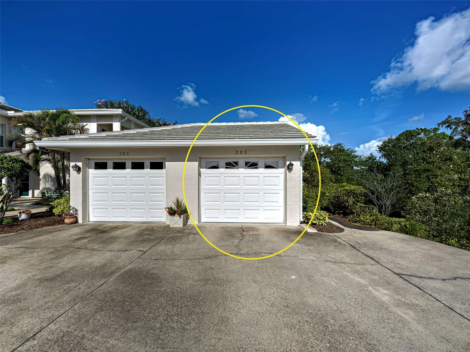 Image 4 of 52 For 903 Addington Court 203
