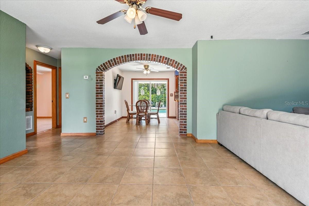 Image 10 of 47 For 1071 Roberta Street