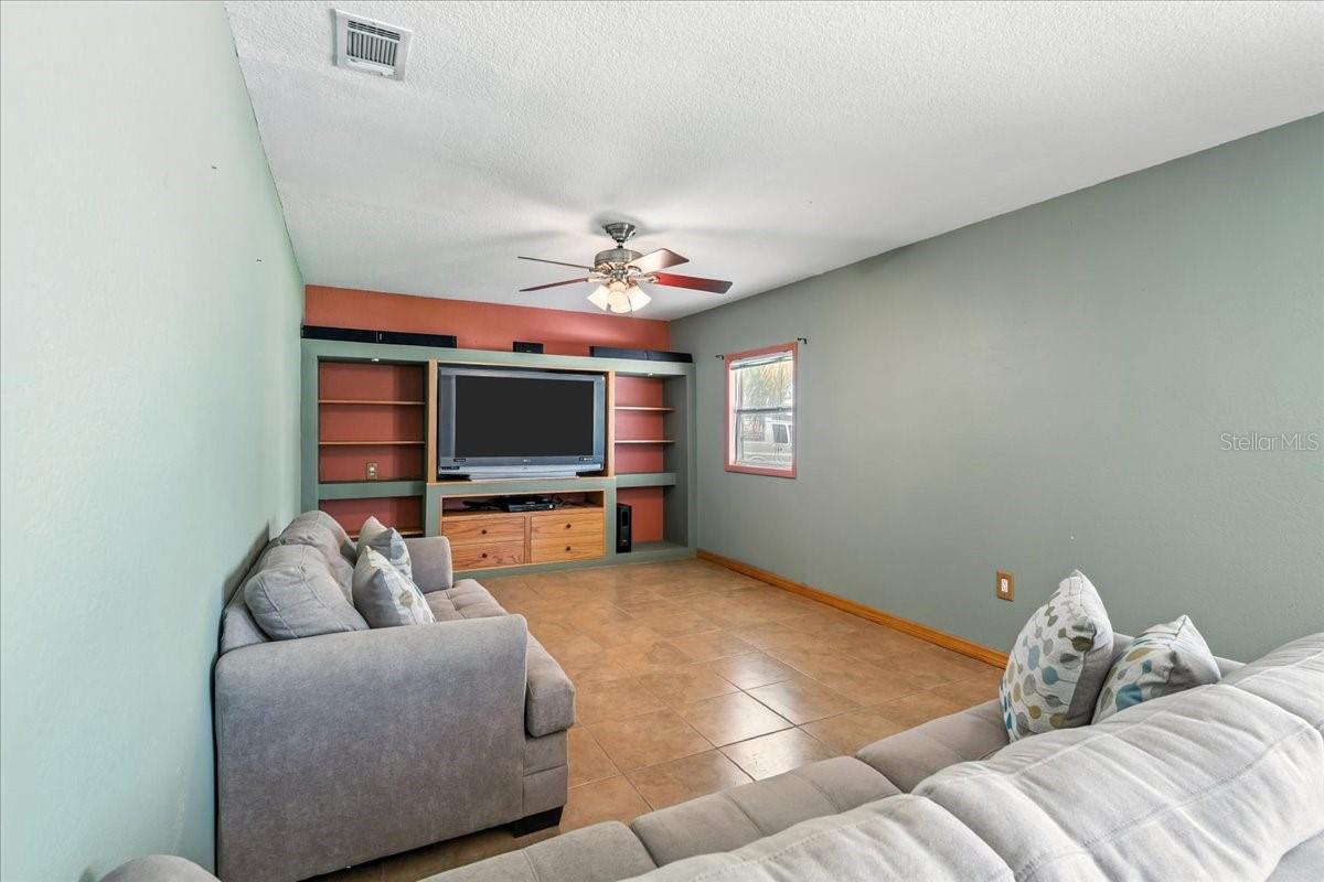 Image 7 of 47 For 1071 Roberta Street