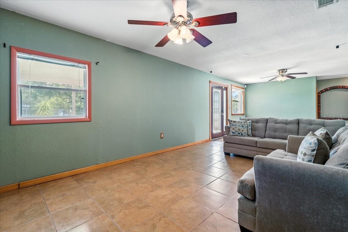 Image 9 of 47 For 1071 Roberta Street