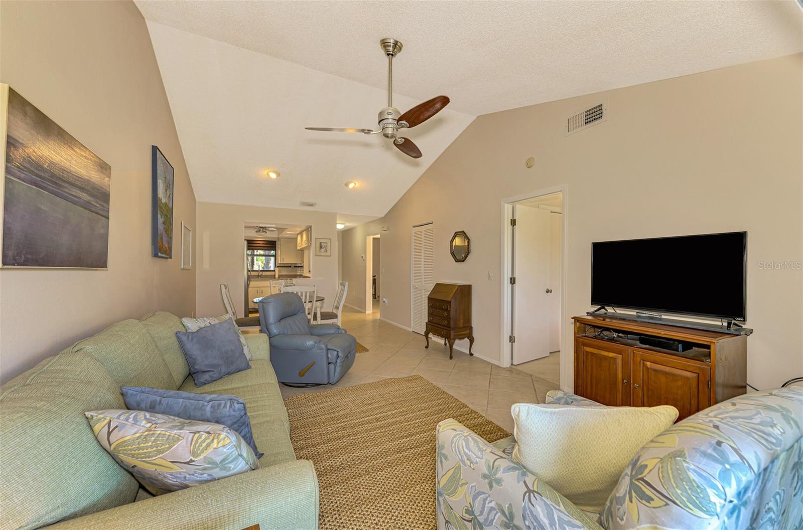 Image 15 of 51 For 927 Capri Isles Boulevard 5