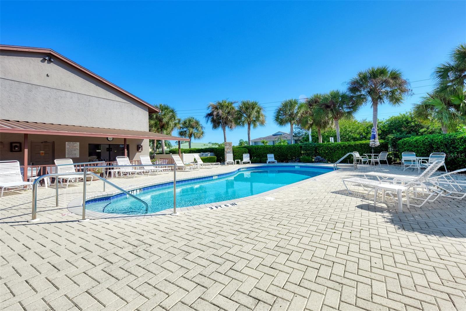 Image 33 of 51 For 927 Capri Isles Boulevard 5