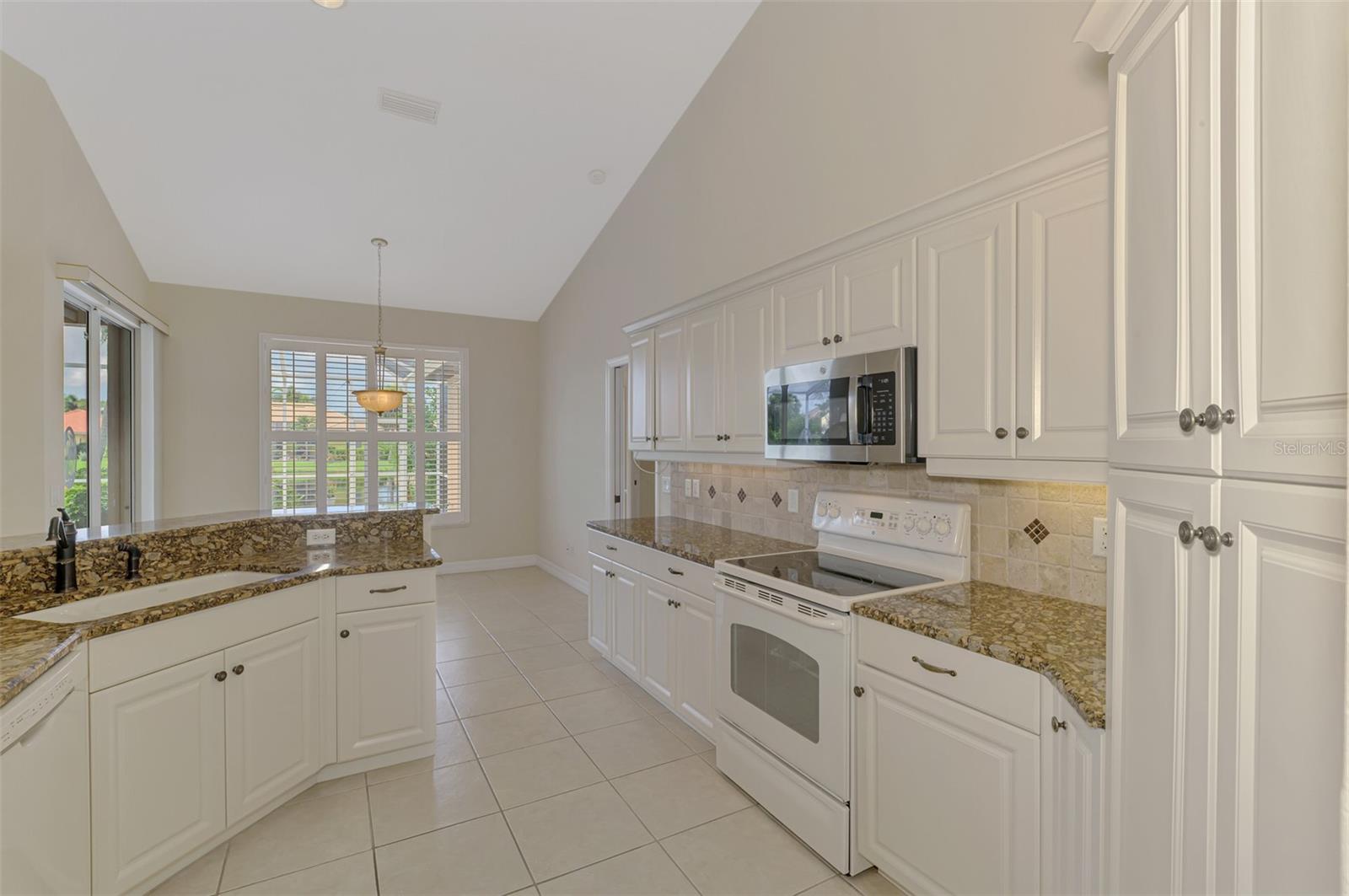Image 18 of 55 For 104 La Palma Court