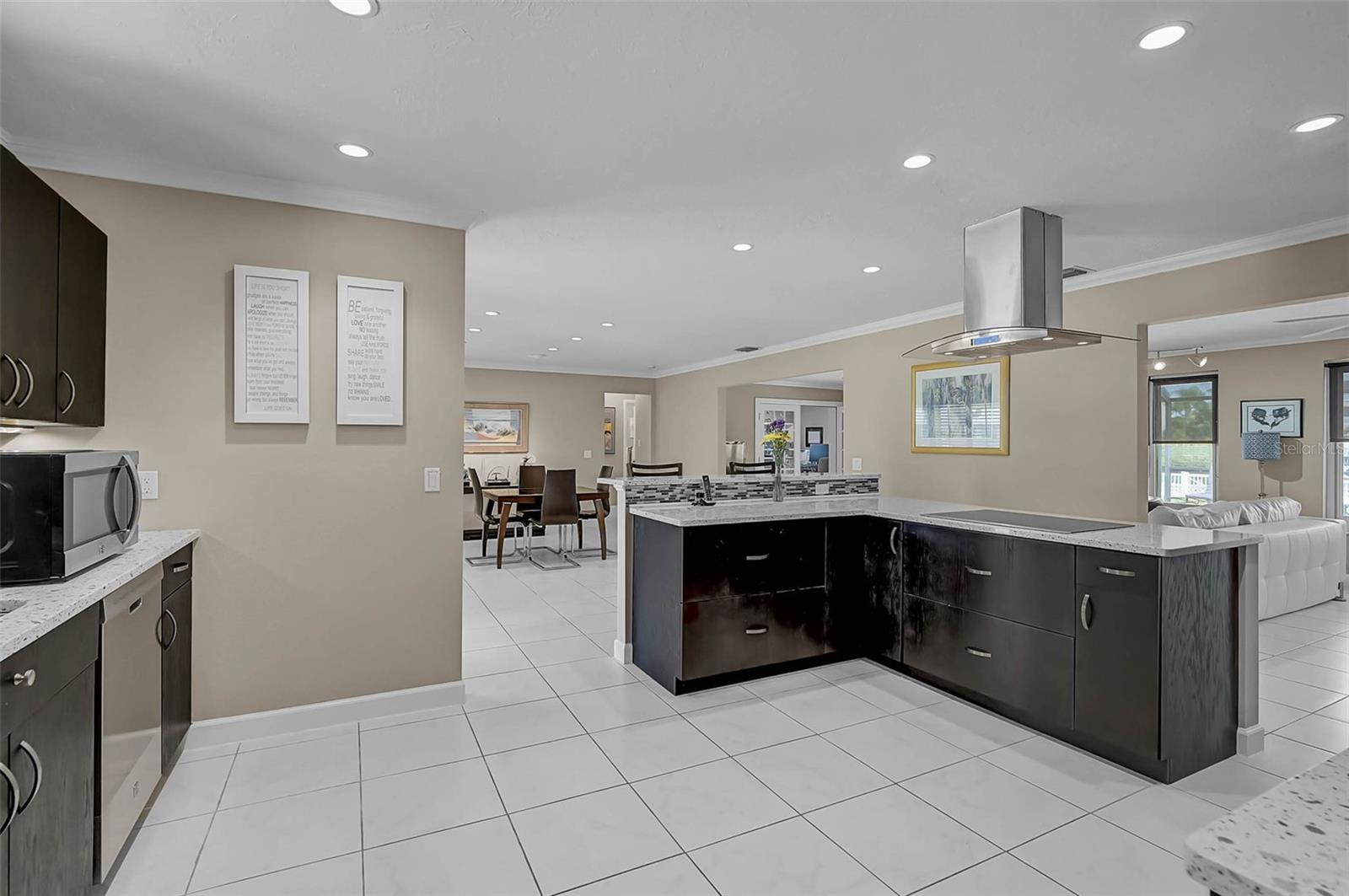 Image 10 of 49 For 7118 Westmoreland Drive