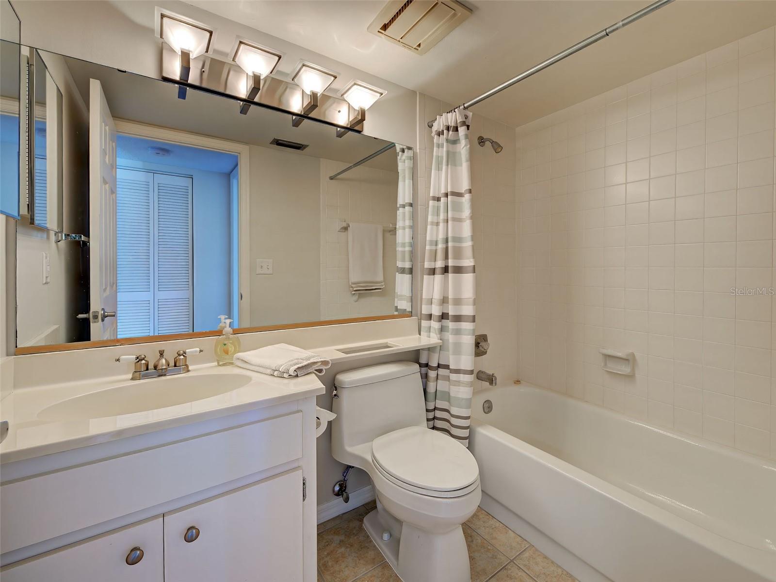 Image 18 of 54 For 406 Cerromar Circle N 222