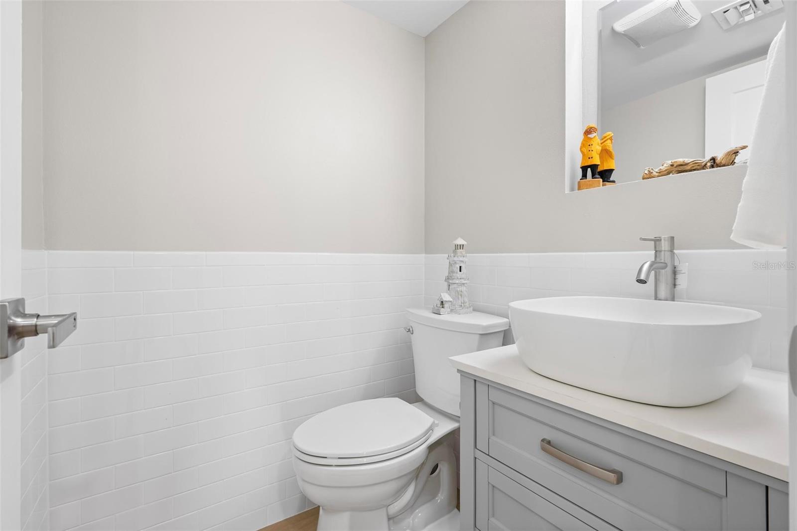 Image 37 of 47 For 6005 Beach Road 19