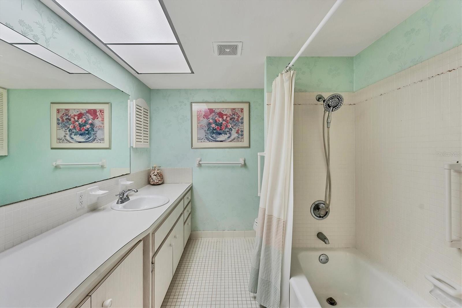 Image 16 of 39 For 1200 Tarpon Center Drive 306
