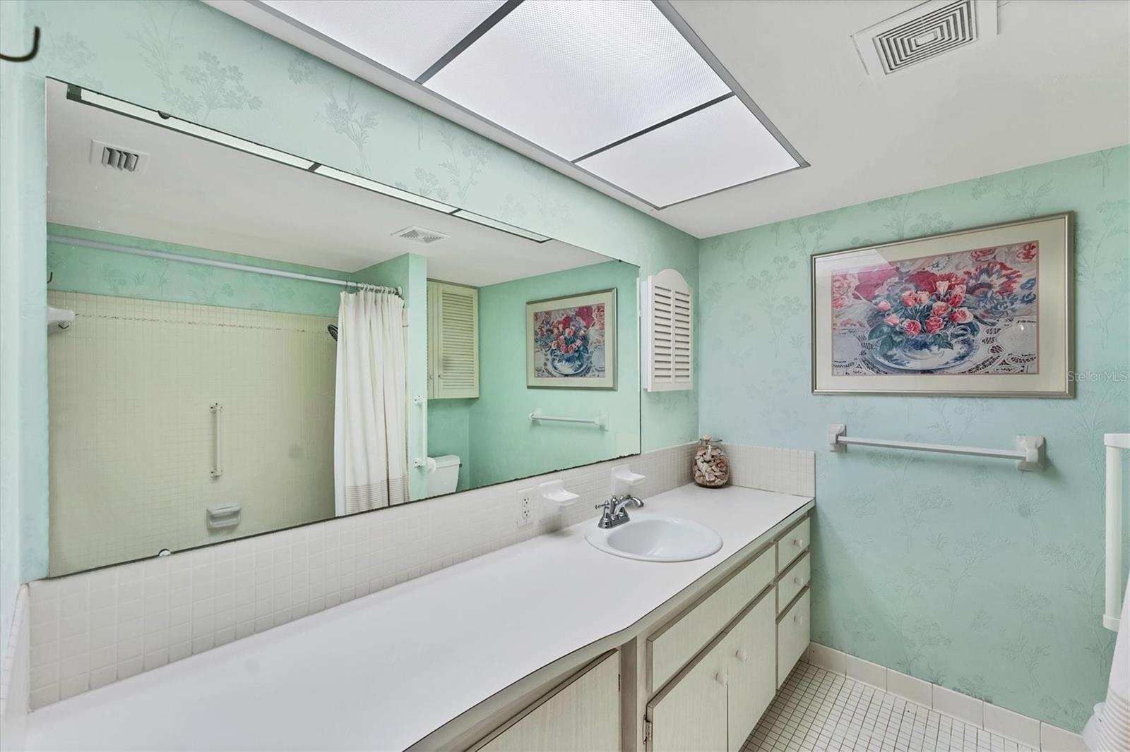 Image 17 of 39 For 1200 Tarpon Center Drive 306