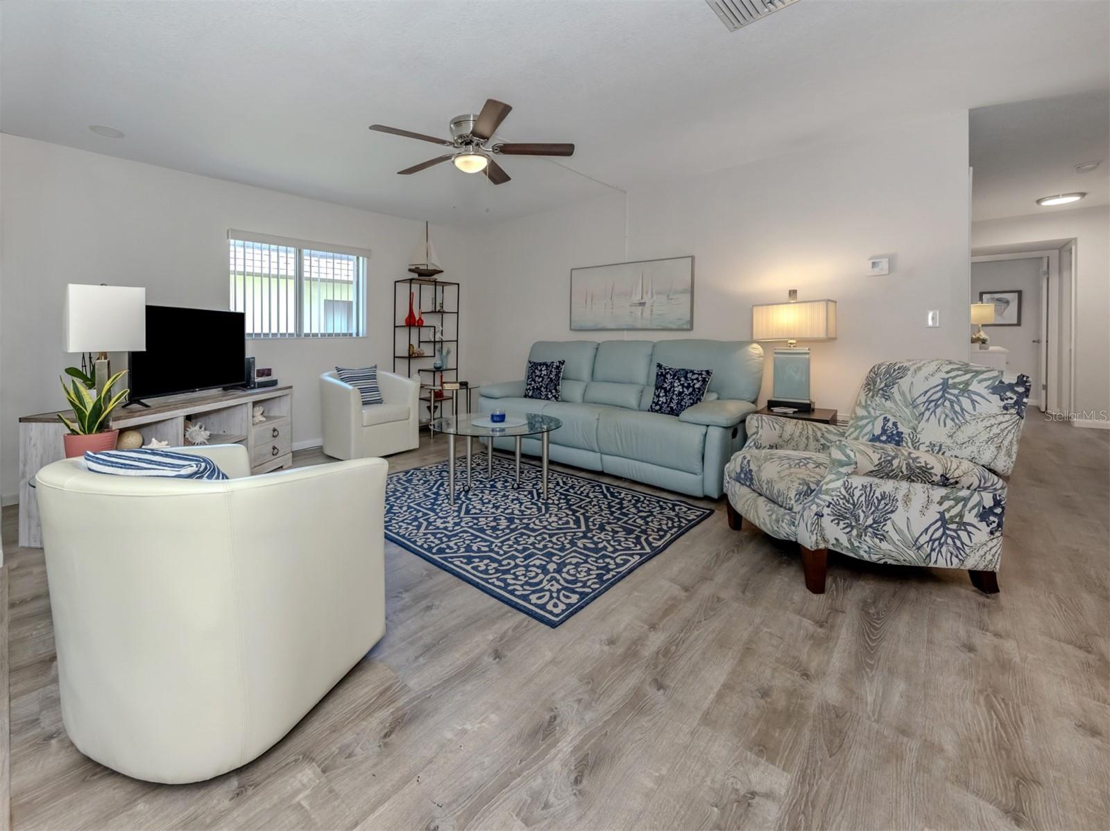 Image 4 of 28 For 1712 Lakeside Drive 1712-b