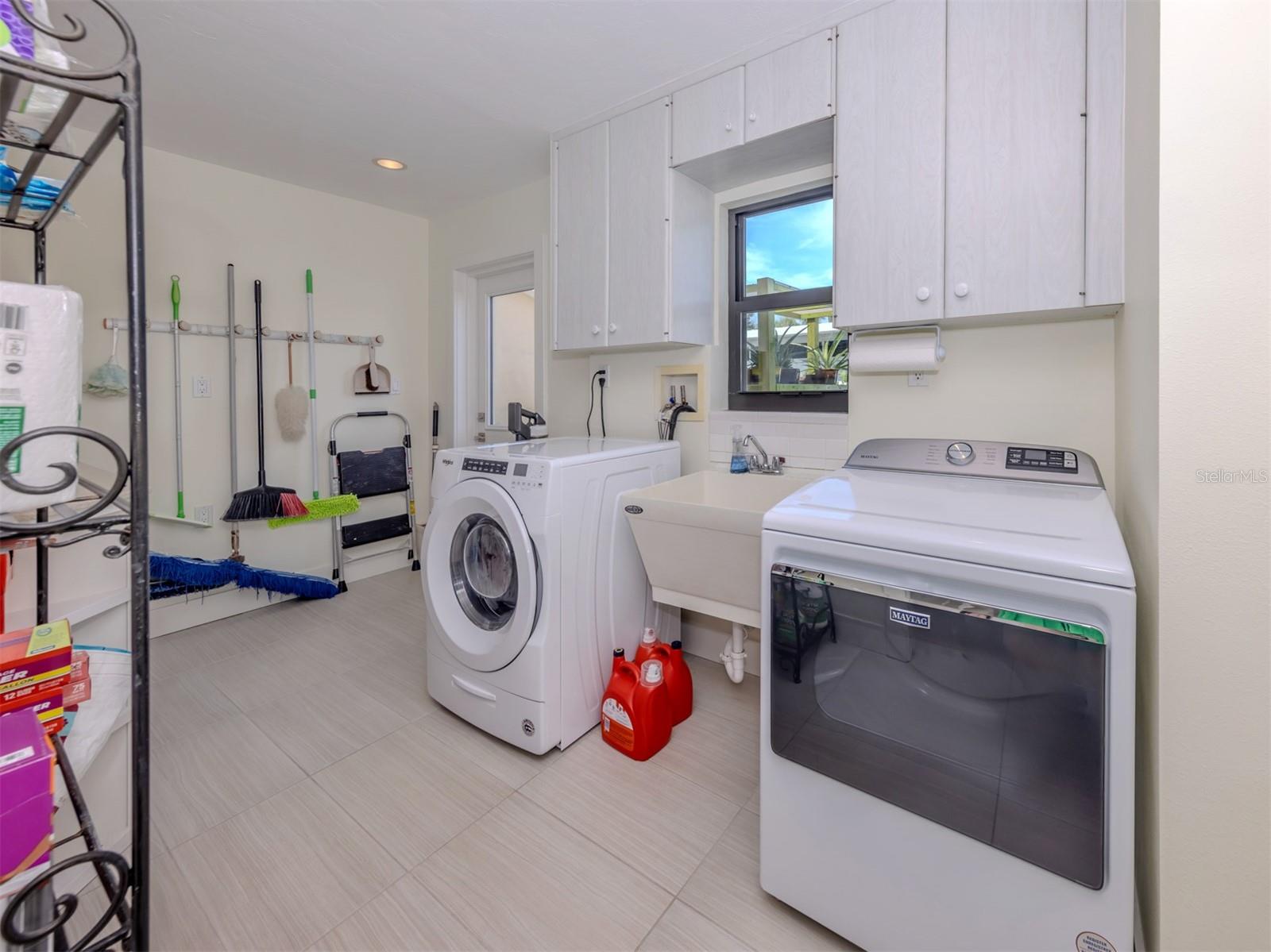 Image 40 of 61 For 515 Everglades Drive