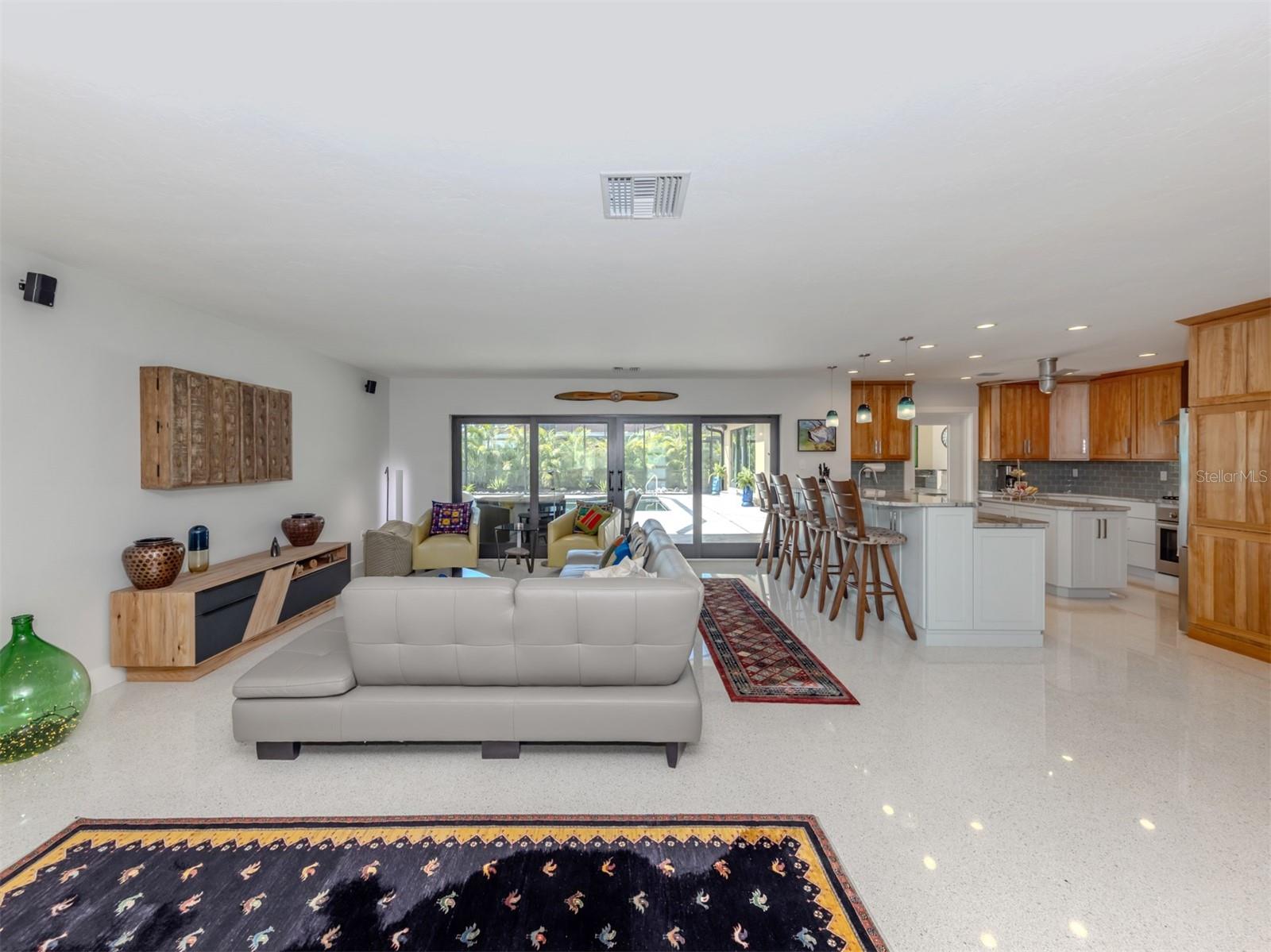 Image 7 of 61 For 515 Everglades Drive