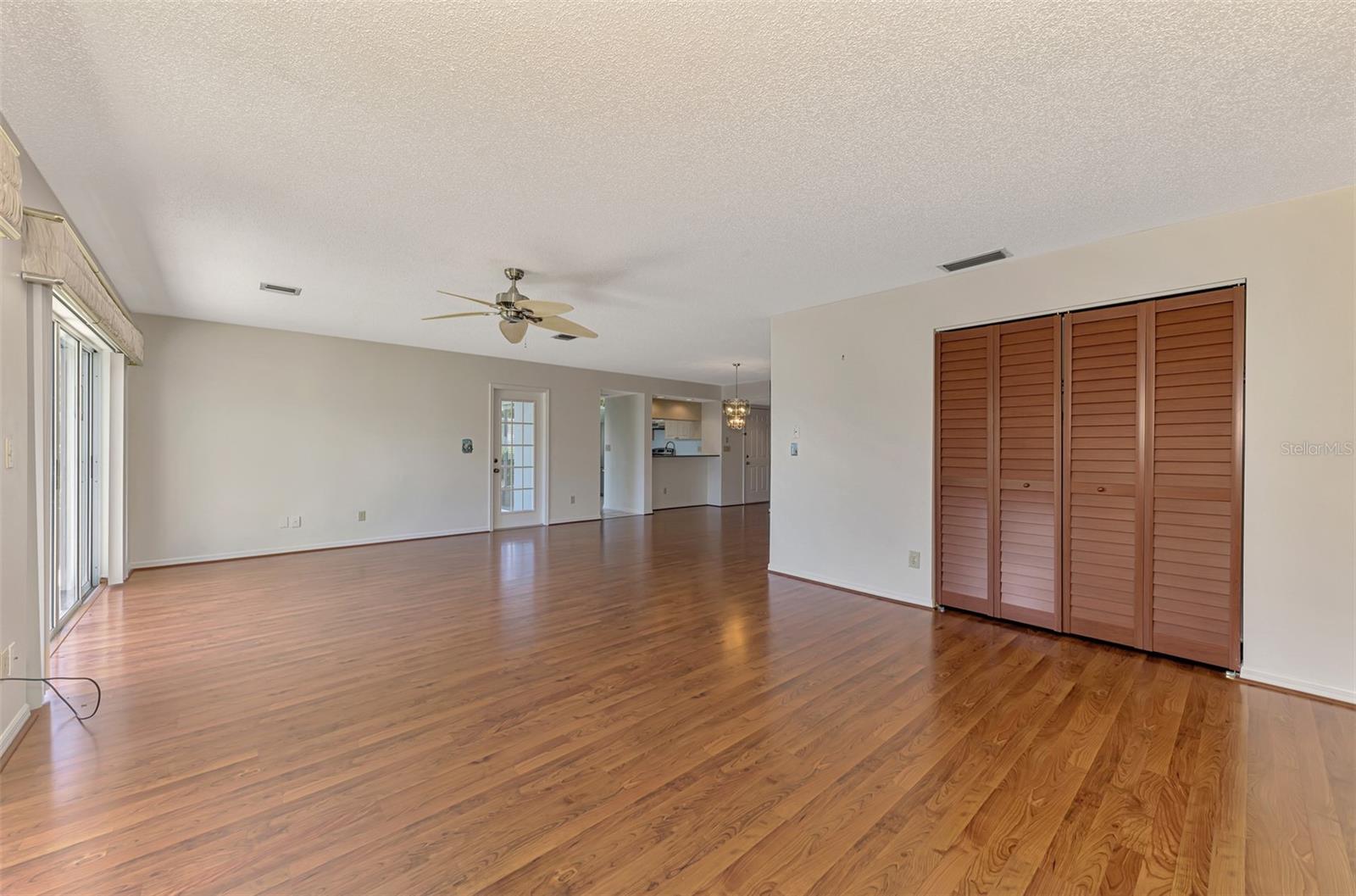 Image 11 of 58 For 420 Wexford Circle 124