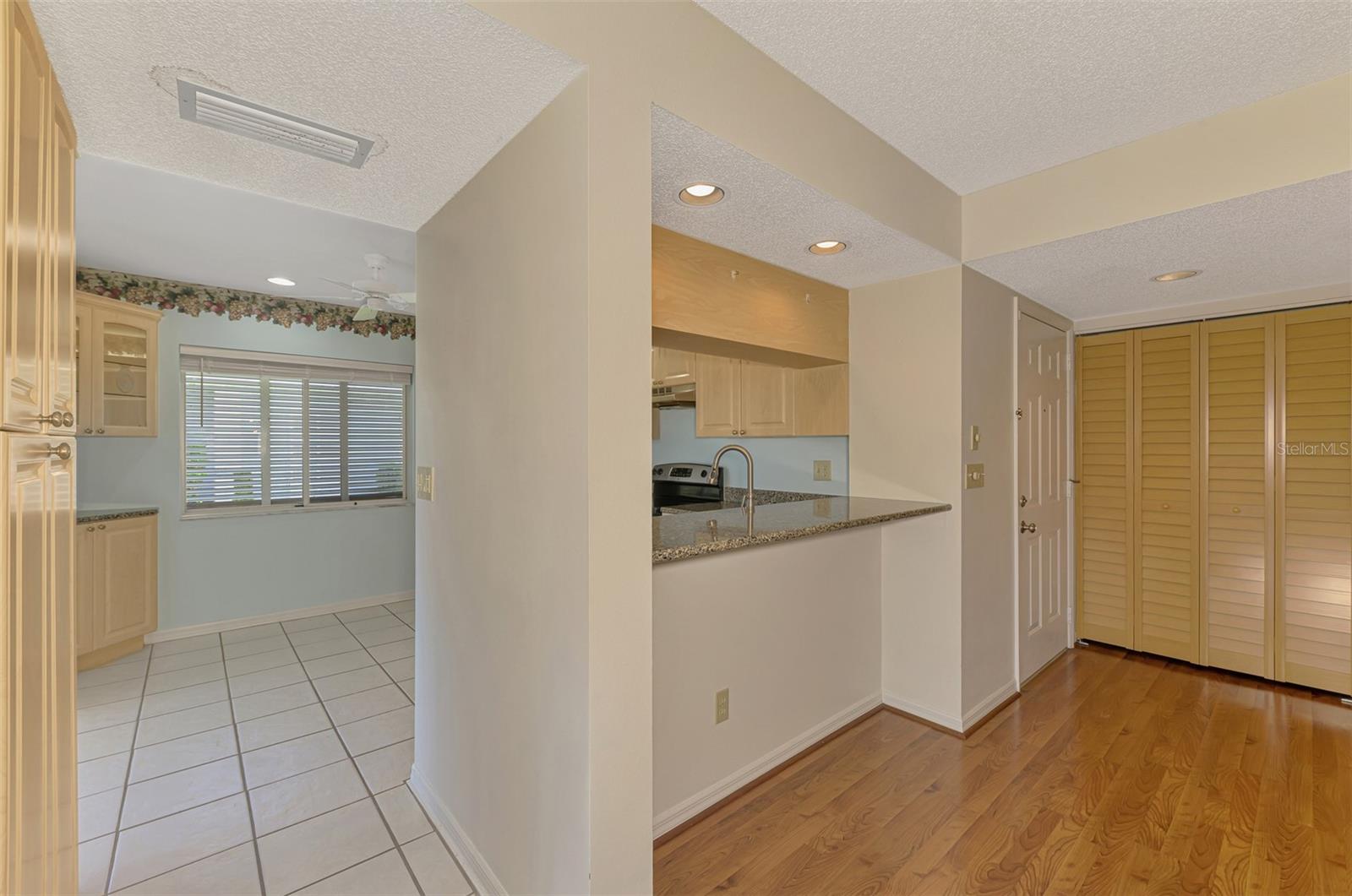 Image 12 of 58 For 420 Wexford Circle 124