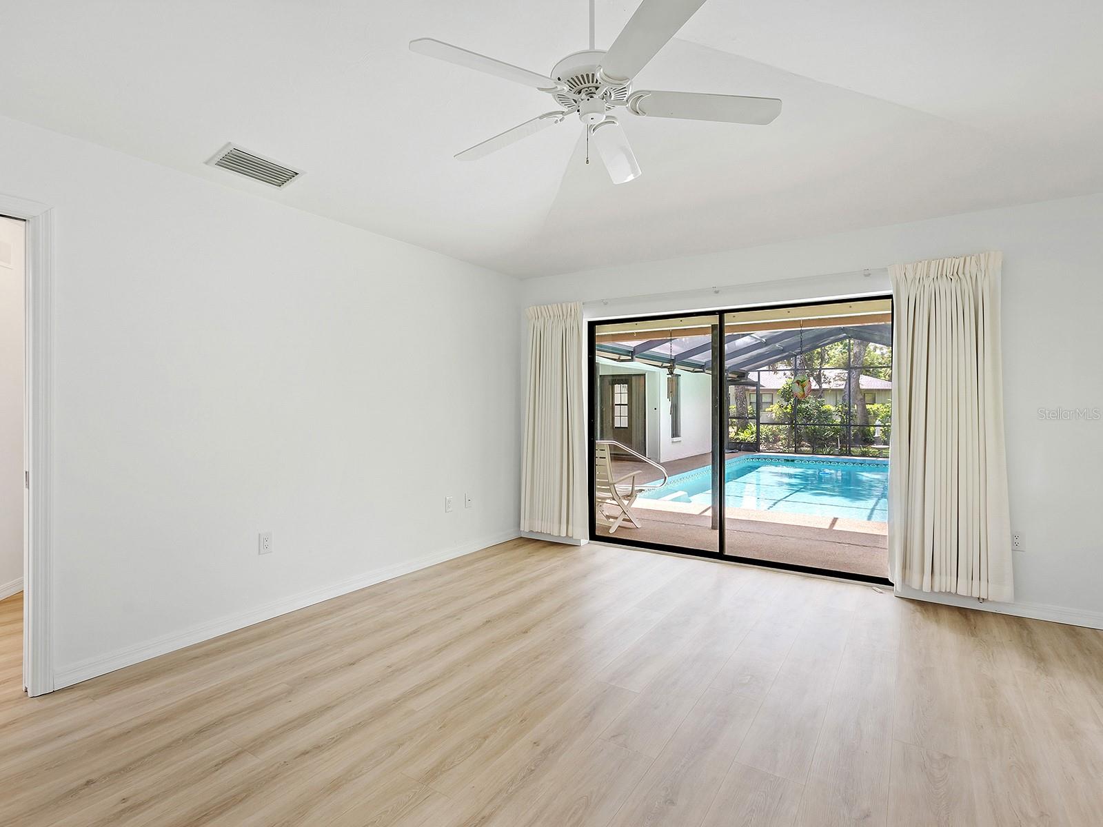 Image 13 of 37 For 1622 Oak Circle S