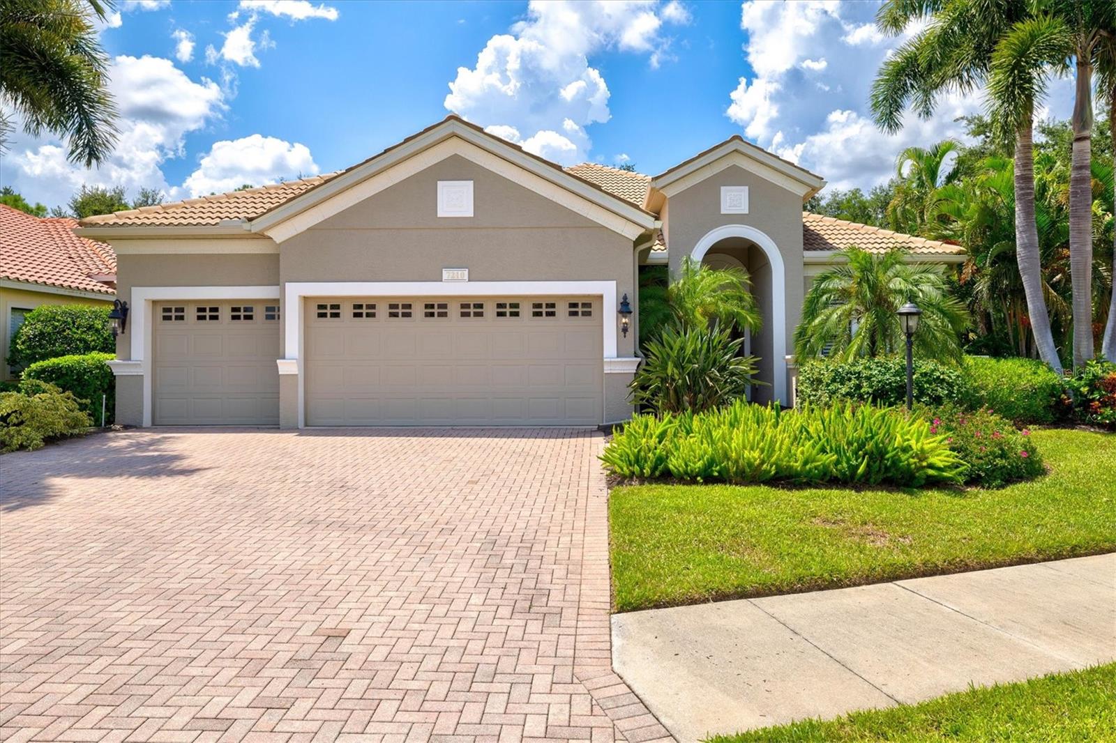 Image 3 of 100 For 7210 Lake Forest Glen