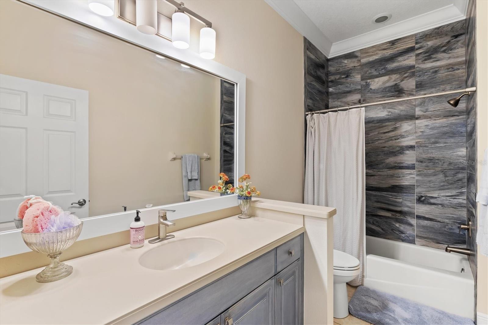 Image 36 of 100 For 7210 Lake Forest Glen